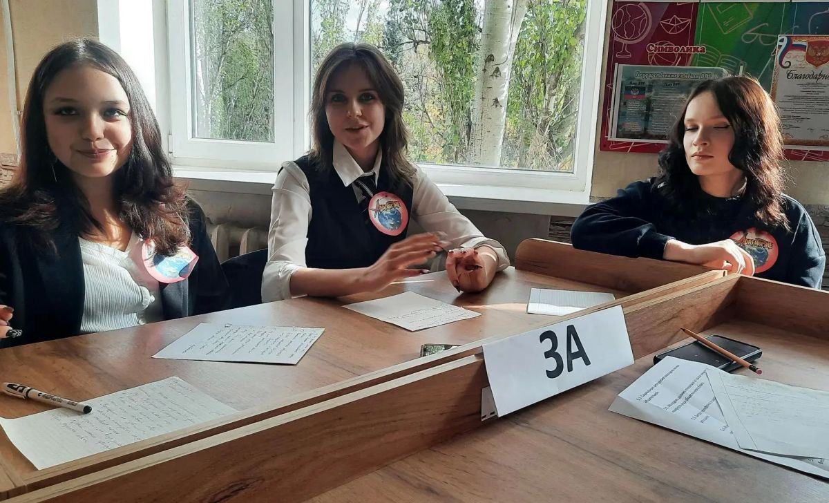 В ГБОУ "Гимназия г.о.Торез " проведено заседание дебатного клуба "Лига ораторов" В ГБОУ "Гимназия г.о.Торез " проведено заседание дебатного клуба "Лига ораторов"