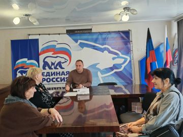 Состоялся прием граждан. Сегодня, 28 сентября, в Общественной приемной Партии "Единая Россия" города Тореза Председатель Торезского городского совета Александр Казмерчук провел прием граждан