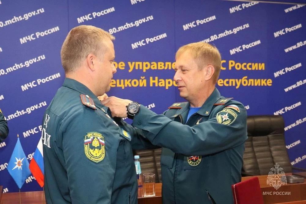 «Гордимся вашей отвагой»: сотрудникам МЧС в ДНР вручили государственные награды «Гордимся вашей отвагой»: сотрудникам МЧС в ДНР вручили государственные награды