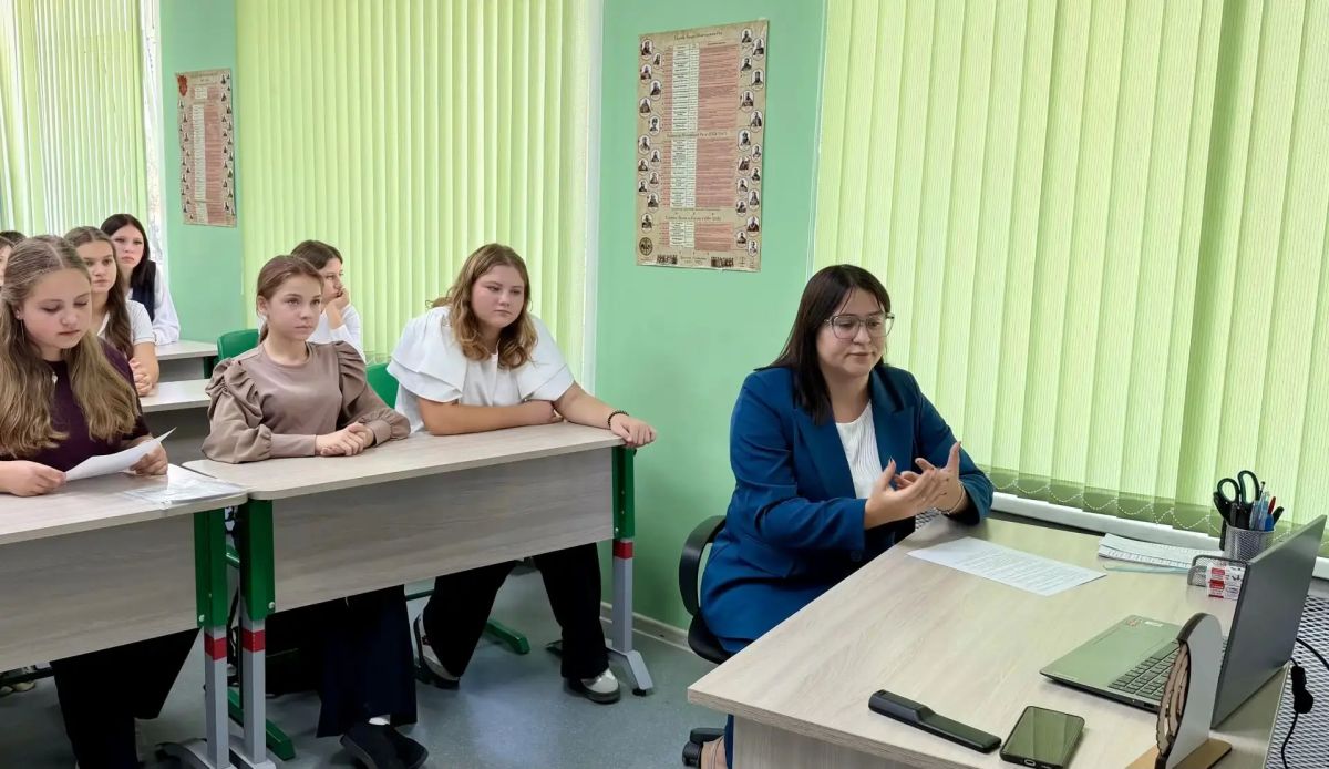 Большая страна начинается со школьного звонка! Большая страна начинается со школьного звонка!