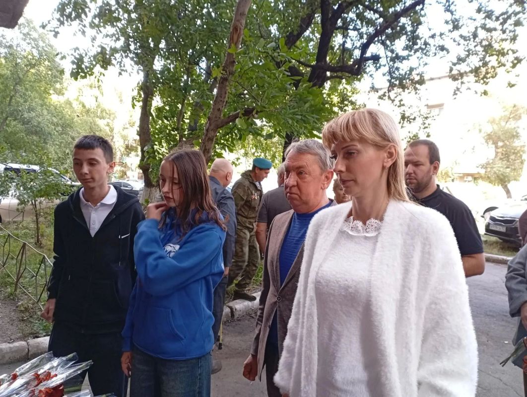 Николай Руппель: Вместе с первым заместителем главы администрации округа Юлией Рачек приняли участие в открытии в Ясиноватой «Звезды героя» в память о погибшем защитнике России Романе Ващенкове Николай Руппель: Вместе с первым заместителем главы администрации округа Юлией Рачек приняли участие в открытии в Ясиноватой «Звезды героя» в память о погибшем защитнике России Романе Ващенкове