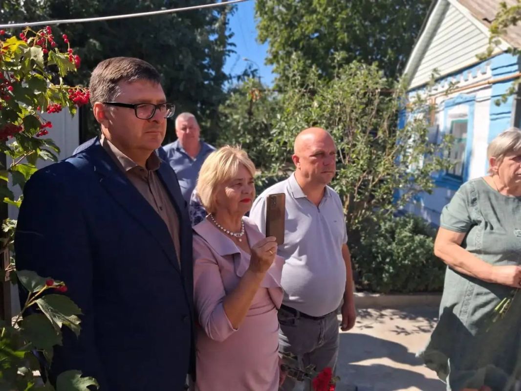 Ещё одна алая звезда теперь горит в селе Безыменное Ещё одна алая звезда теперь горит в селе Безыменное