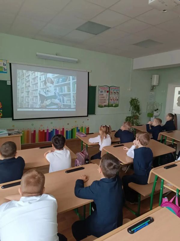 РАЗГОВОРЫ О ВАЖНОМ. Новая учебная неделя в нашей гимназии началась традиционно с линейки и почётного права выноса флага Российской Федерации и флага Донецкой Народной Республики юнармейцами ВПК «Юные патриоты Донбасса» ГБОУ... РАЗГОВОРЫ О ВАЖНОМ. Новая учебная неделя в нашей гимназии началась традиционно с линейки и почётного права выноса флага Российской Федерации и флага Донецкой Народной Республики юнармейцами ВПК «Юные патриоты Донбасса» ГБОУ...