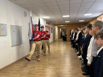 РАЗГОВОРЫ О ВАЖНОМ. Новая учебная неделя в нашей гимназии началась традиционно с линейки и почётного права выноса флага Российской Федерации и флага Донецкой Народной Республики юнармейцами ВПК «Юные патриоты Донбасса» ГБОУ...