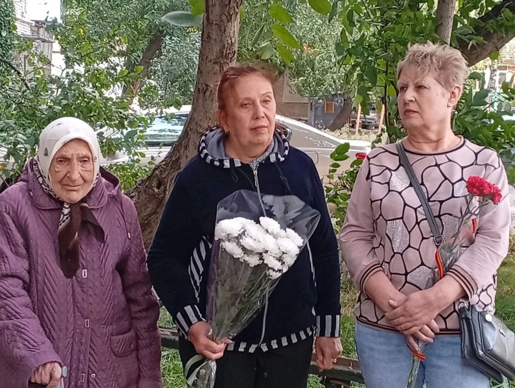 Николай Руппель: Вместе с первым заместителем главы администрации округа Юлией Рачек приняли участие в открытии в Ясиноватой «Звезды героя» в память о погибшем защитнике России Романе Ващенкове Николай Руппель: Вместе с первым заместителем главы администрации округа Юлией Рачек приняли участие в открытии в Ясиноватой «Звезды героя» в память о погибшем защитнике России Романе Ващенкове