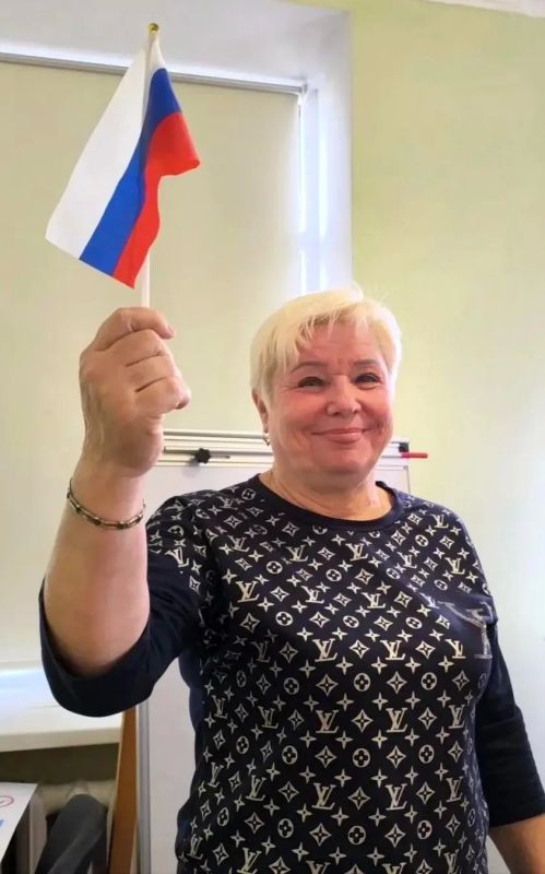 Сегодня в ГКОУ "Торезская СШИ №43" прошла общешкольная торжественная линейка «Точка притяжения — Россия» Сегодня в ГКОУ "Торезская СШИ №43" прошла общешкольная торжественная линейка «Точка притяжения — Россия»