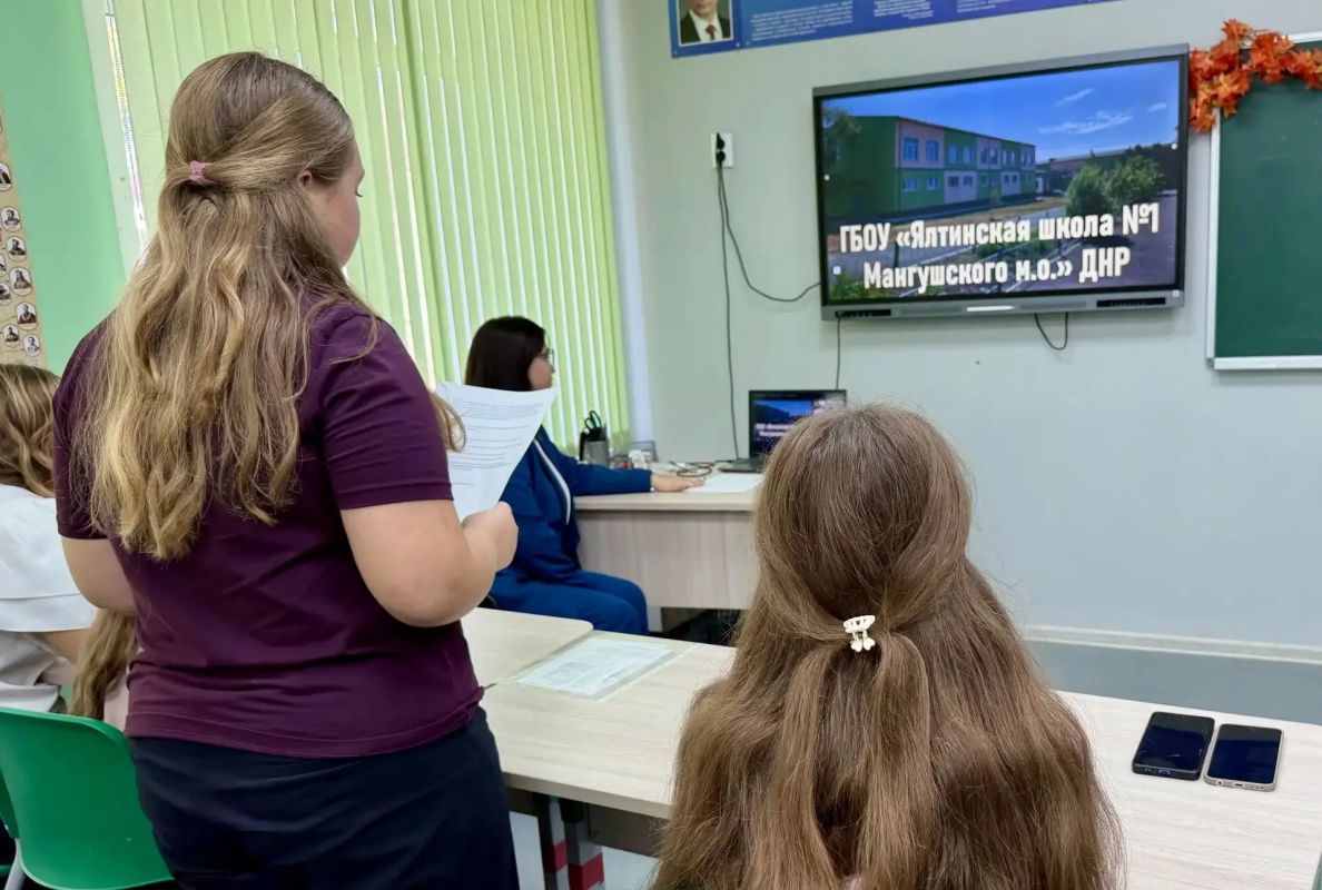 Большая страна начинается со школьного звонка! Большая страна начинается со школьного звонка!