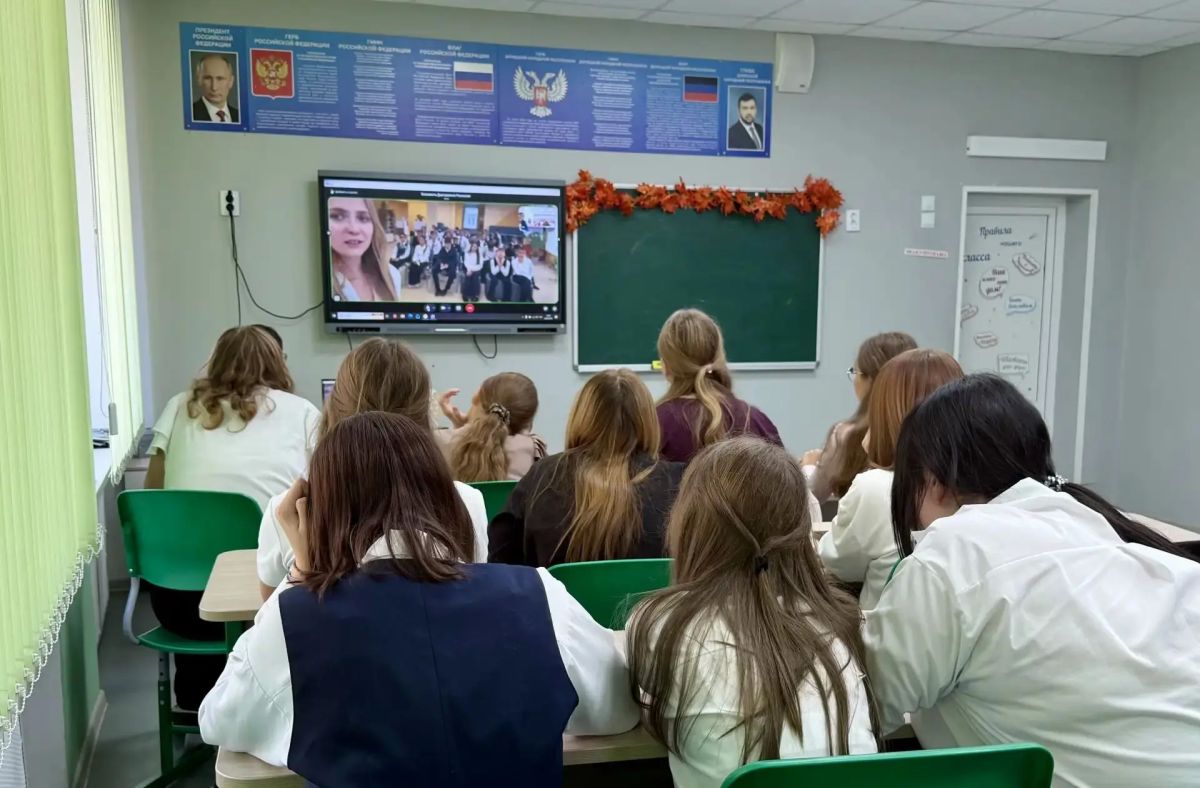 Большая страна начинается со школьного звонка! Большая страна начинается со школьного звонка!