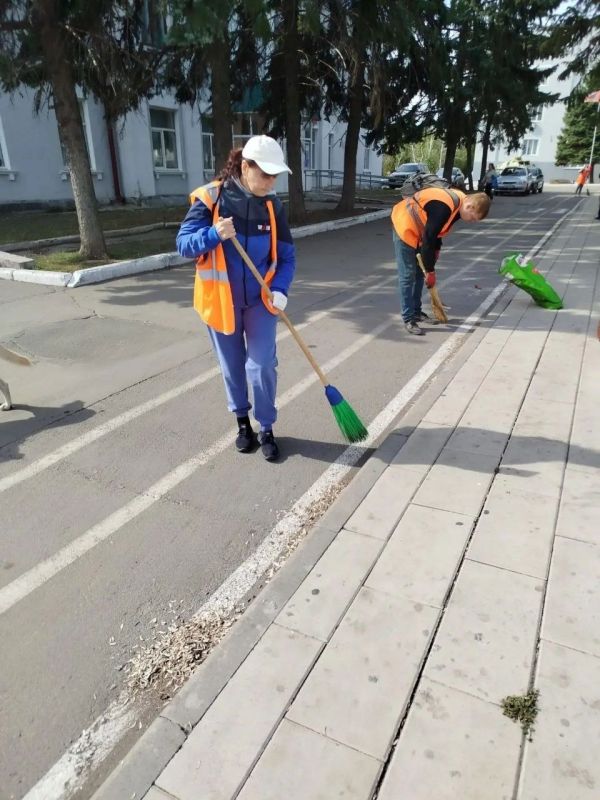 Коммунальщики Снежного продолжают благоустраивать территории общего пользования Коммунальщики Снежного продолжают благоустраивать территории общего пользования