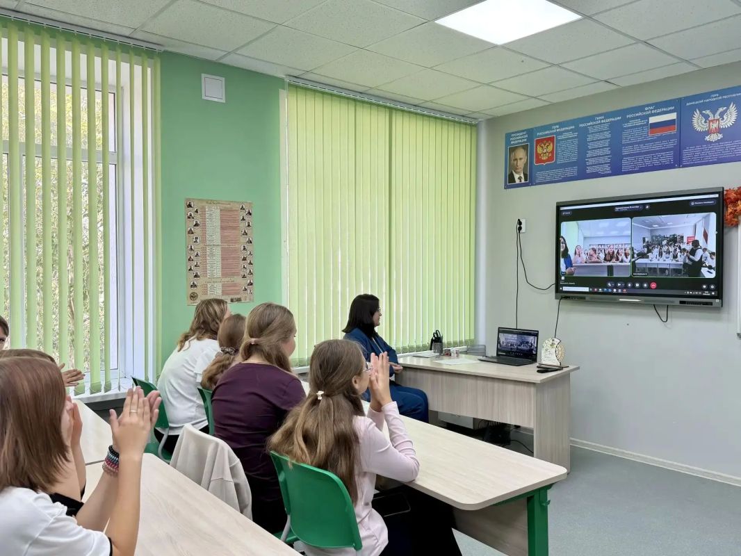 Большая страна начинается со школьного звонка! Большая страна начинается со школьного звонка!