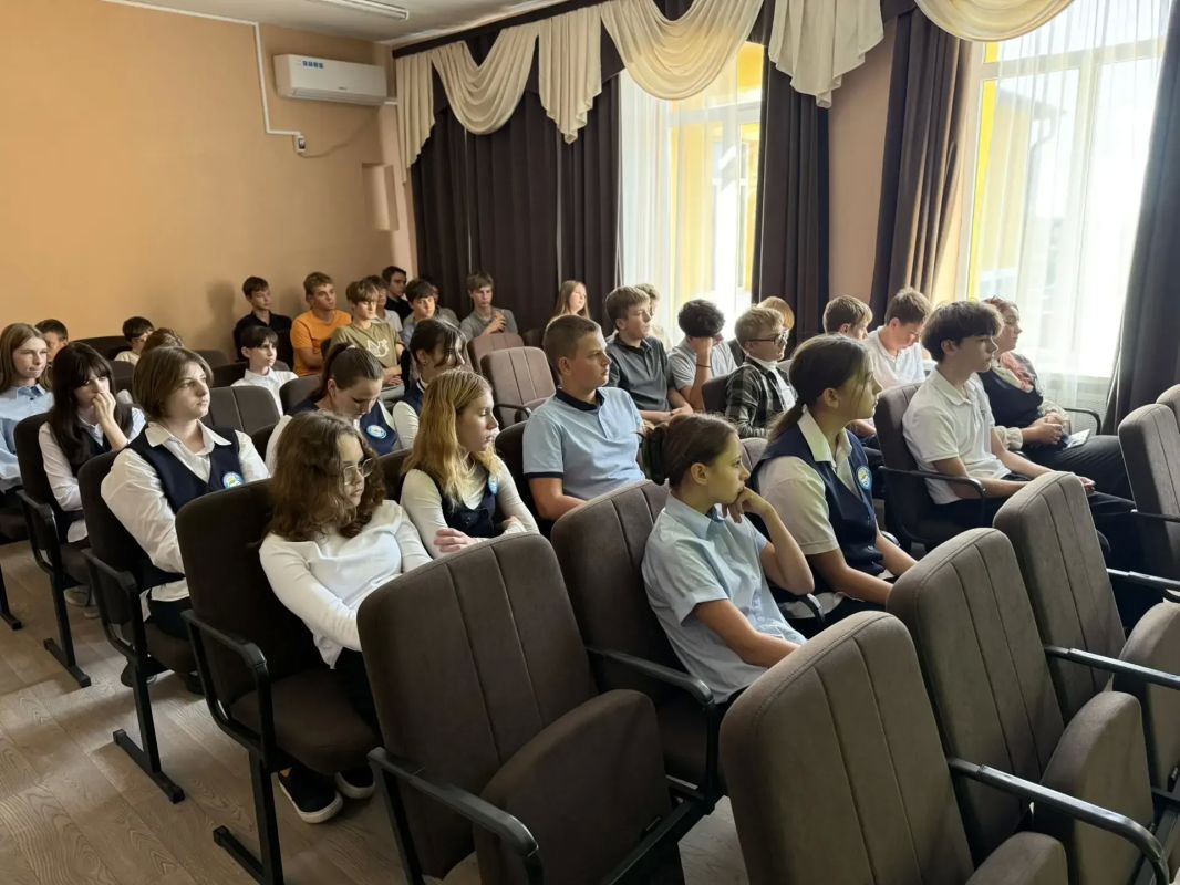 Борис Трима: Новые возможности для молодежи: в Мелекинской школе прошла лекция о грантовых конкурсах и форумах Борис Трима: Новые возможности для молодежи: в Мелекинской школе прошла лекция о грантовых конкурсах и форумах