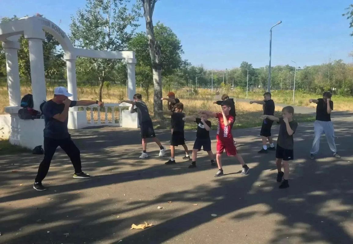 Мариуполь выбирает спорт. Только за сентябрь в городе прошло 13 бесплатных тренировок по проекту «Народный тренер» Мариуполь выбирает спорт. Только за сентябрь в городе прошло 13 бесплатных тренировок по проекту «Народный тренер»