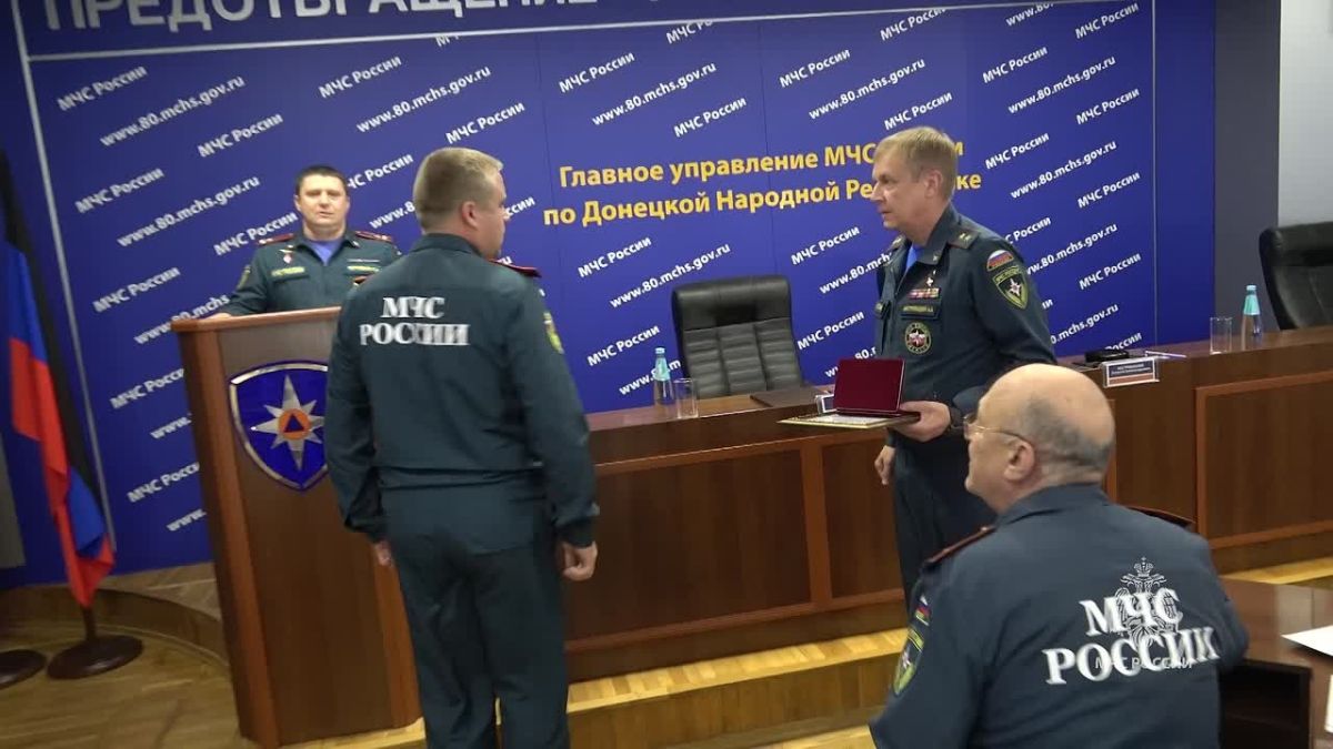 За мужество, за храбрость: Алексей Кострубицкий вручил государственные награды сотрудникам МЧС России в ДНР