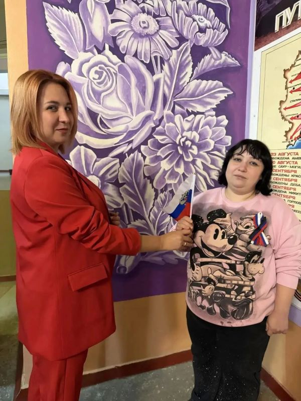 В Никитовском районе Горловки прошла акция по раздаче лент в цветах флага Российской Федерации и Донецкой Народной Республики В Никитовском районе Горловки прошла акция по раздаче лент в цветах флага Российской Федерации и Донецкой Народной Республики