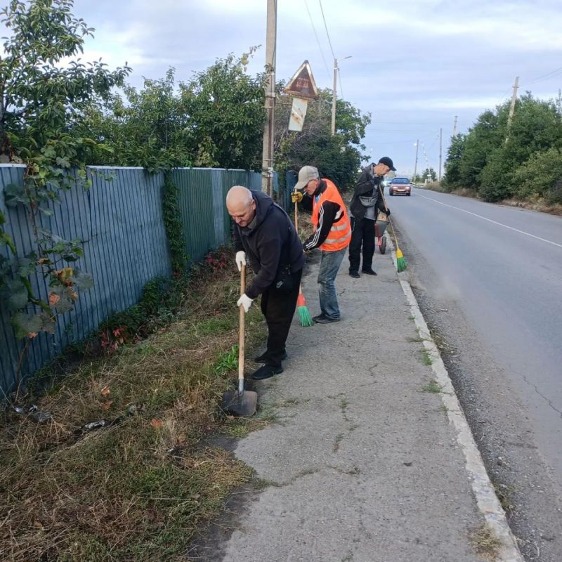 Коммунальщики поддерживают порядок на улицах Кировского Коммунальщики поддерживают порядок на улицах Кировского