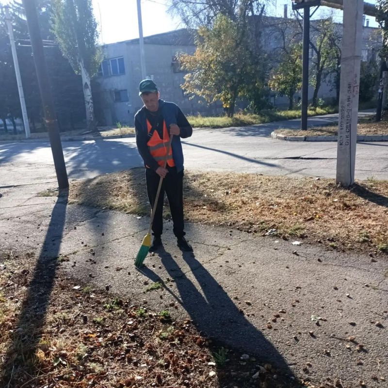Коммунальщики поддерживают порядок на улицах Кировского Коммунальщики поддерживают порядок на улицах Кировского