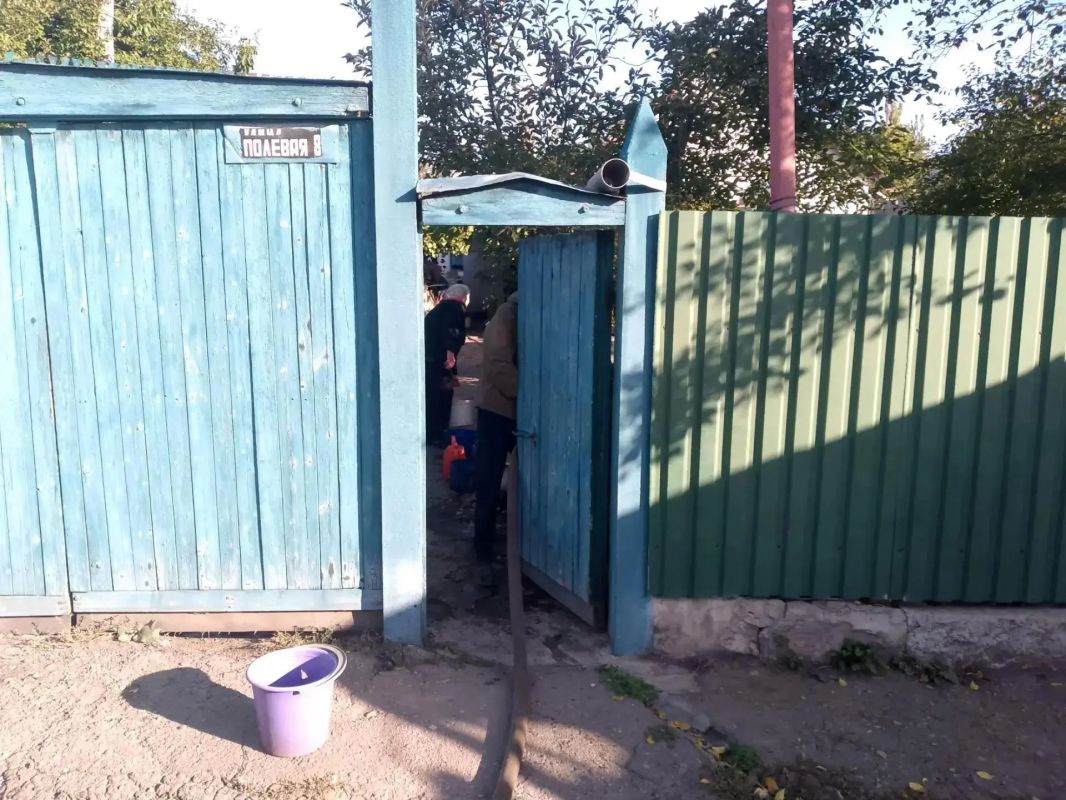 В Кировском внутригородском районе при поддержке региона-шефа Московская область продолжается подвоз воды для жителей домов, в которые в установленный графиком день не поступила вода