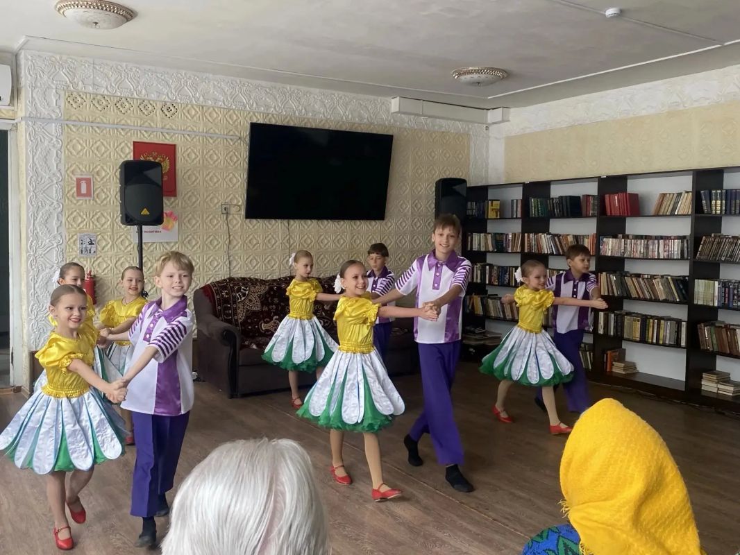 В осеннем календаре есть необычная дата, когда сердце переполняется чувством глубокой признательности, когда хочется говорить слова благодарности, быть особенно чуткими и внимательными к людям - это 1 октября или... В осеннем календаре есть необычная дата, когда сердце переполняется чувством глубокой признательности, когда хочется говорить слова благодарности, быть особенно чуткими и внимательными к людям - это 1 октября или...