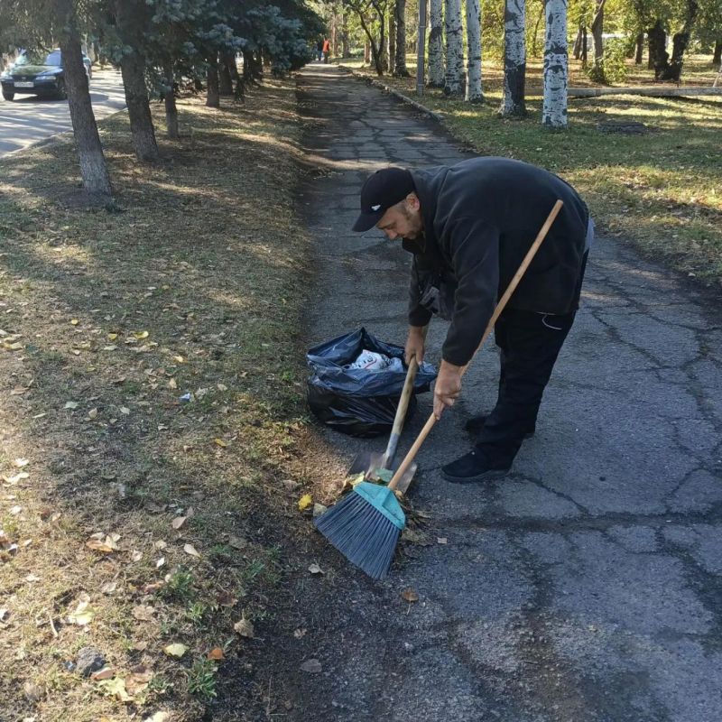 Коммунальщики поддерживают порядок на улицах Кировского Коммунальщики поддерживают порядок на улицах Кировского