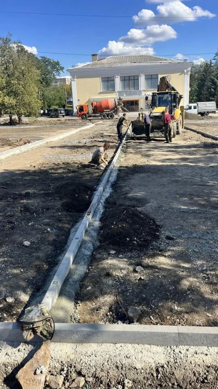 В самом центре городского округа Торез полным ходом идет I этап (2я очередь) благоустройства В самом центре городского округа Торез полным ходом идет I этап (2я очередь) благоустройства