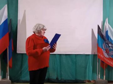Особенная патриотическая программа прошла в п.Новолуганское ко Дню воссоединения Донбасса и Новороссии с Российской Федерацией