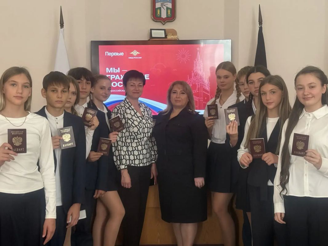 Сотрудники полиции вручили паспорта юным жителям Тельмановского муниципального округа