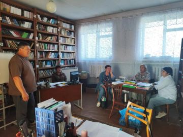 Начальник Белояровского территориального отдела Анатолий Курнышов провел встречу с коллективом Белоярской школы
