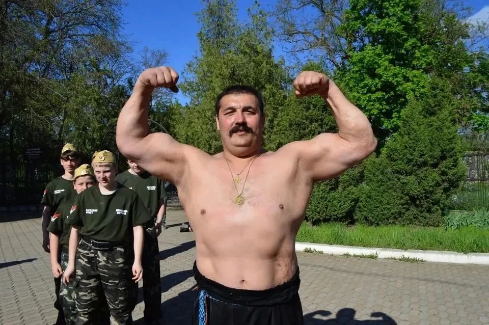 Поразил Ольгу Бузову и подарил сердечко из гвоздя Анне Хилькевич: Богатырь Дмитрий Халаджи из ДНР покорил шоу талантов на ТНТ Поразил Ольгу Бузову и подарил сердечко из гвоздя Анне Хилькевич: Богатырь Дмитрий Халаджи из ДНР покорил шоу талантов на ТНТ