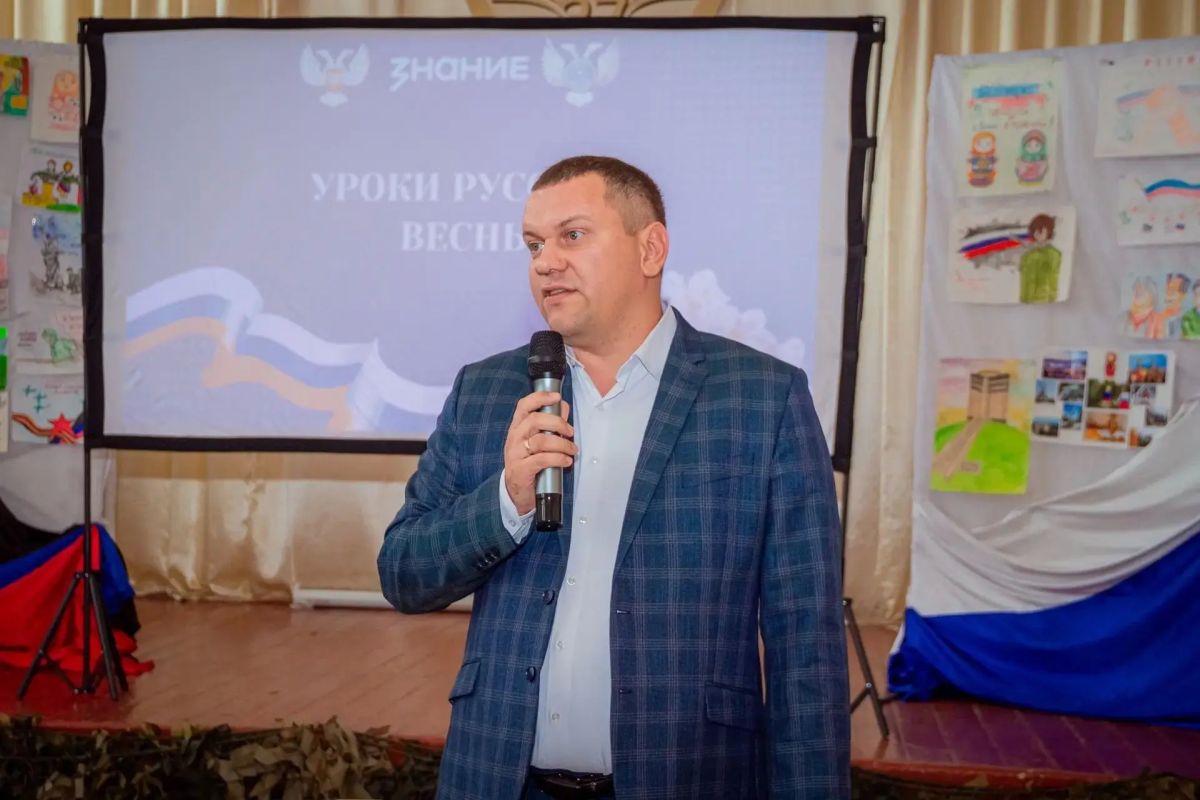 В преддверии Дня воссоединения новых регионов с Россией в Донецке прошла встреча школьников с советником Главы ДНР, автором книги «Вопреки» о событиях 2014 - 2016 годов в Донбассе Еленой Никитиной В преддверии Дня воссоединения новых регионов с Россией в Донецке прошла встреча школьников с советником Главы ДНР, автором книги «Вопреки» о событиях 2014 - 2016 годов в Донбассе Еленой Никитиной