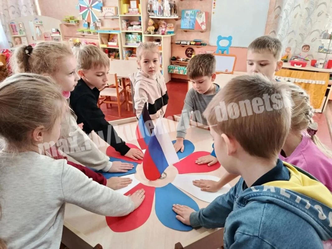 Алексей Кулемзин: В преддверии Дня воссоединения Донецкой Народной Республики, Луганской, Запорожской и Херсонской областей с Российской Федерацией в образовательных учреждениях города Донецка прошли тематические... Алексей Кулемзин: В преддверии Дня воссоединения Донецкой Народной Республики, Луганской, Запорожской и Херсонской областей с Российской Федерацией в образовательных учреждениях города Донецка прошли тематические...
