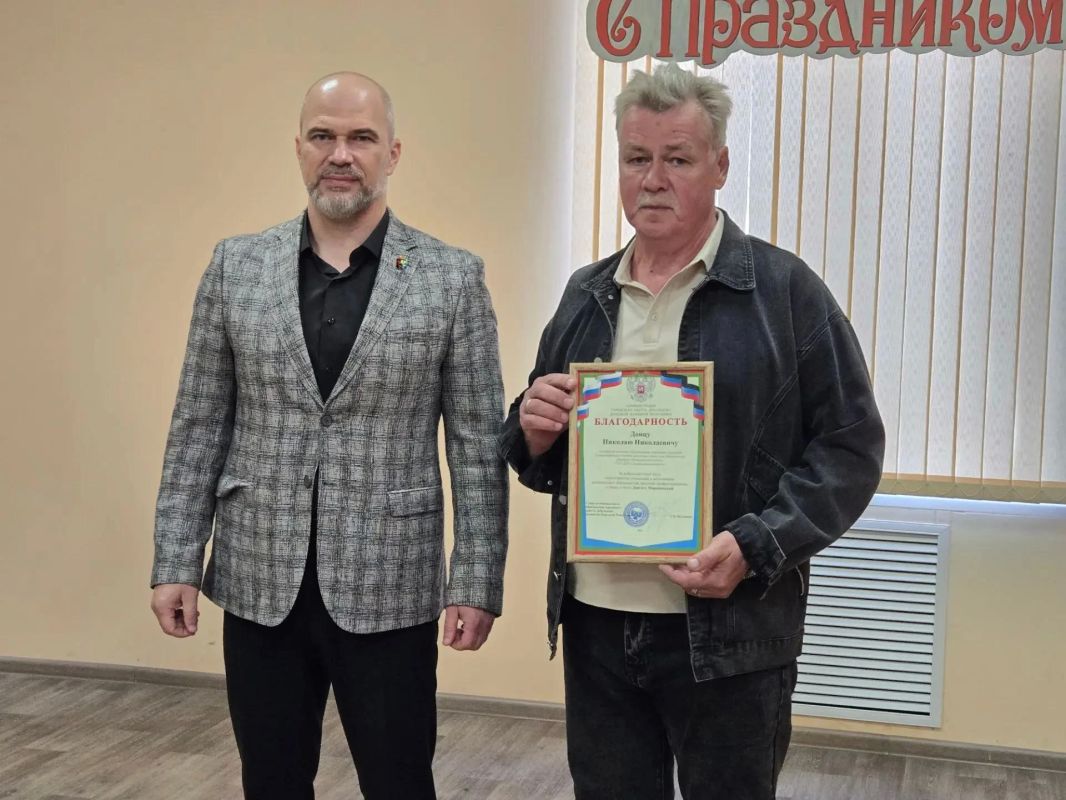 Глава городского округа Дебальцево Сергей Желновач отметил лучших сотрудников в честь Дня основания посёлка Глава городского округа Дебальцево Сергей Желновач отметил лучших сотрудников в честь Дня основания посёлка