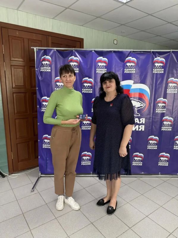 Торжественный момент: в Мангуше вручили партийные билеты матерям Торжественный момент: в Мангуше вручили партийные билеты матерям