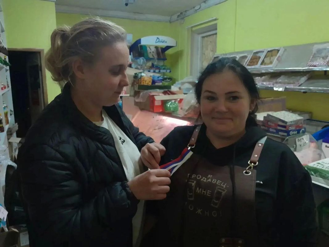 В Никитовском районе Горловки прошла акция по раздаче лент в цветах флага Российской Федерации и Донецкой Народной Республики В Никитовском районе Горловки прошла акция по раздаче лент в цветах флага Российской Федерации и Донецкой Народной Республики