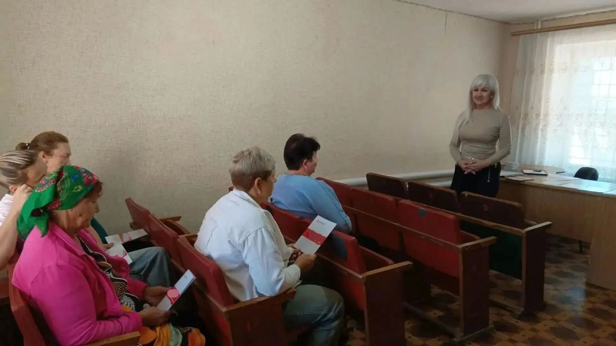 Управляющий делами администрации Амвросиевского муниципального округа Елена Фисенко провела встречу с жителями с. Василевка. Мероприятие прошло в информационном формате