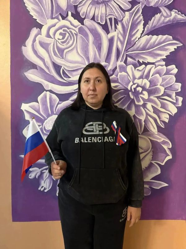 В Никитовском районе Горловки прошла акция по раздаче лент в цветах флага Российской Федерации и Донецкой Народной Республики В Никитовском районе Горловки прошла акция по раздаче лент в цветах флага Российской Федерации и Донецкой Народной Республики
