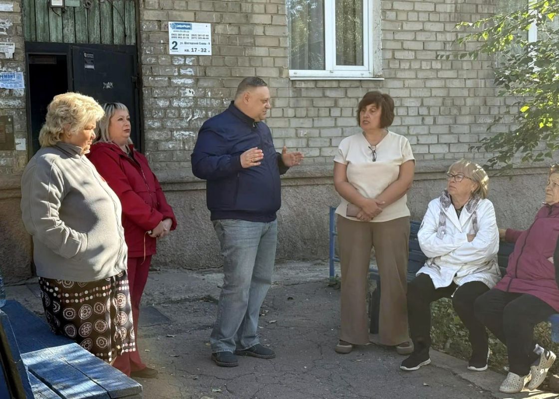 Иван Адамец: Заместитель руководителя Управы Куйбышевского района Алексей Шлапак встретился с жителями домов № 9 и 14 по улице Шахтёрской Славы Иван Адамец: Заместитель руководителя Управы Куйбышевского района Алексей Шлапак встретился с жителями домов № 9 и 14 по улице Шахтёрской Славы
