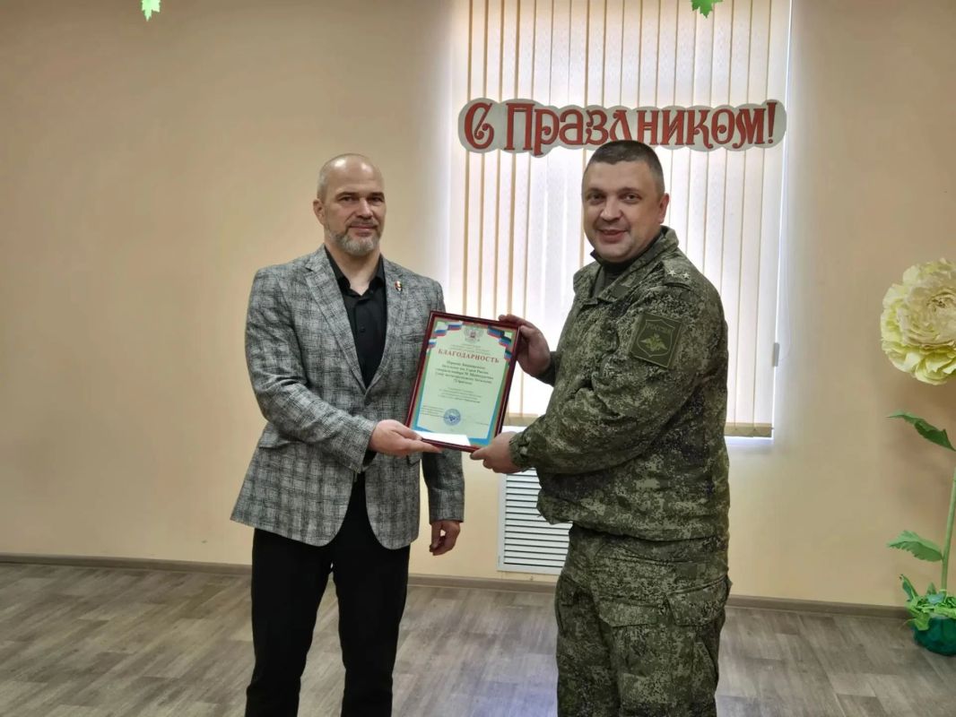 Глава городского округа Дебальцево Сергей Желновач отметил лучших сотрудников в честь Дня основания посёлка Глава городского округа Дебальцево Сергей Желновач отметил лучших сотрудников в честь Дня основания посёлка