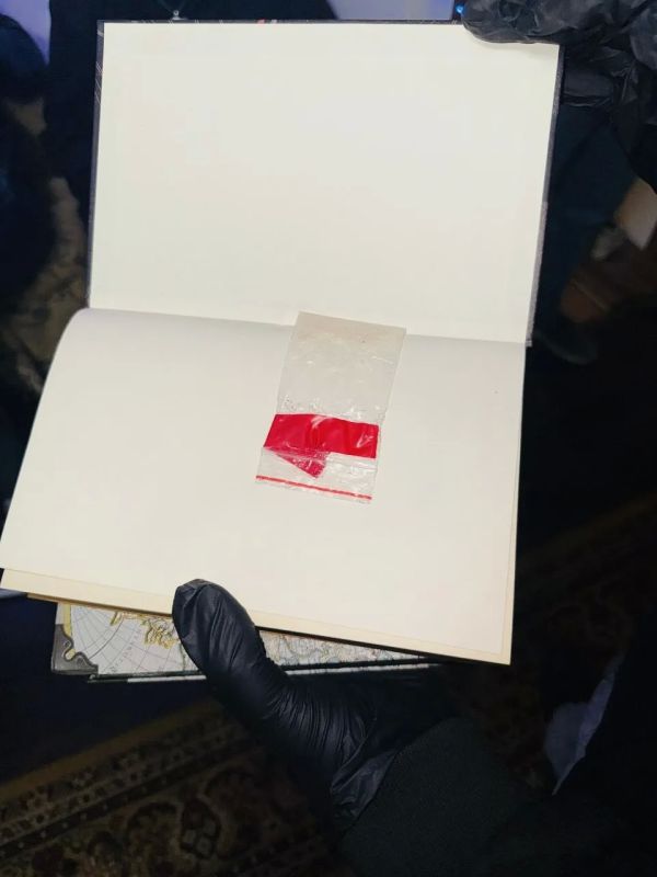 Полицейские задержали наркосбытчиков в Донецке Полицейские задержали наркосбытчиков в Донецке