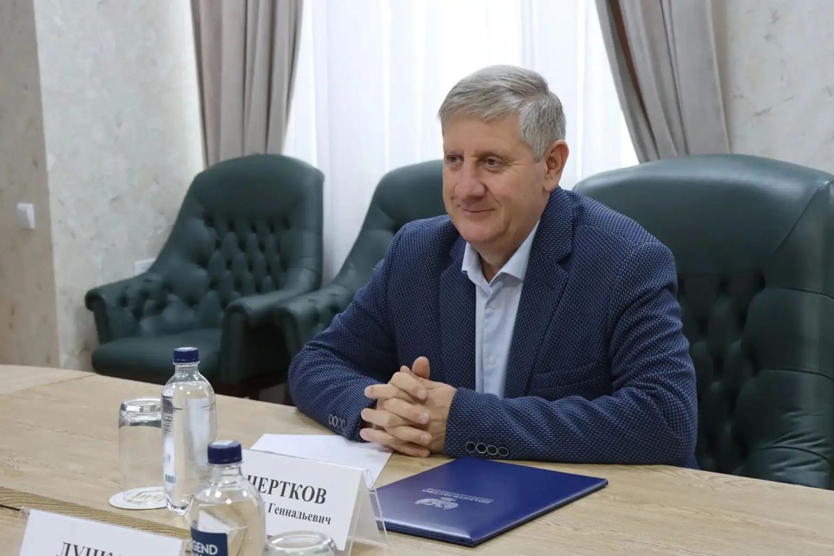 Андрей Чертков: С главным врачом Якутской республиканской офтальмологической клинической больницы Иваном Луцканом мы встречаемся уже не в первый раз Андрей Чертков: С главным врачом Якутской республиканской офтальмологической клинической больницы Иваном Луцканом мы встречаемся уже не в первый раз