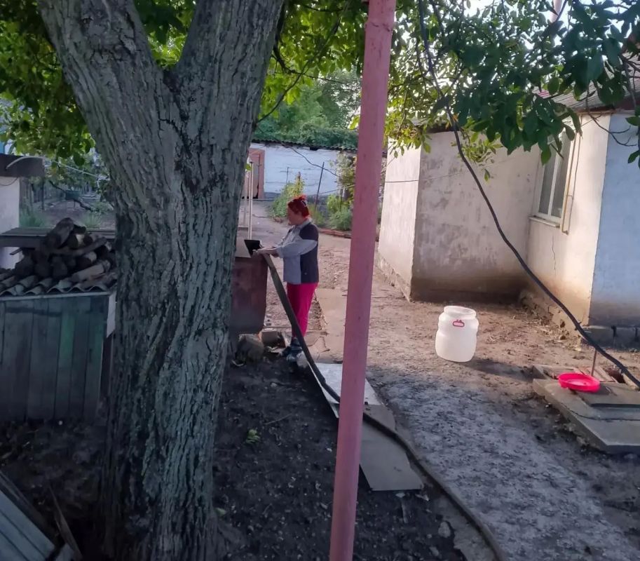 В Кировском внутригородском районе при поддержке региона-шефа Московская область продолжается подвоз воды для жителей домов, в которые в установленный графиком день не поступила вода В Кировском внутригородском районе при поддержке региона-шефа Московская область продолжается подвоз воды для жителей домов, в которые в установленный графиком день не поступила вода