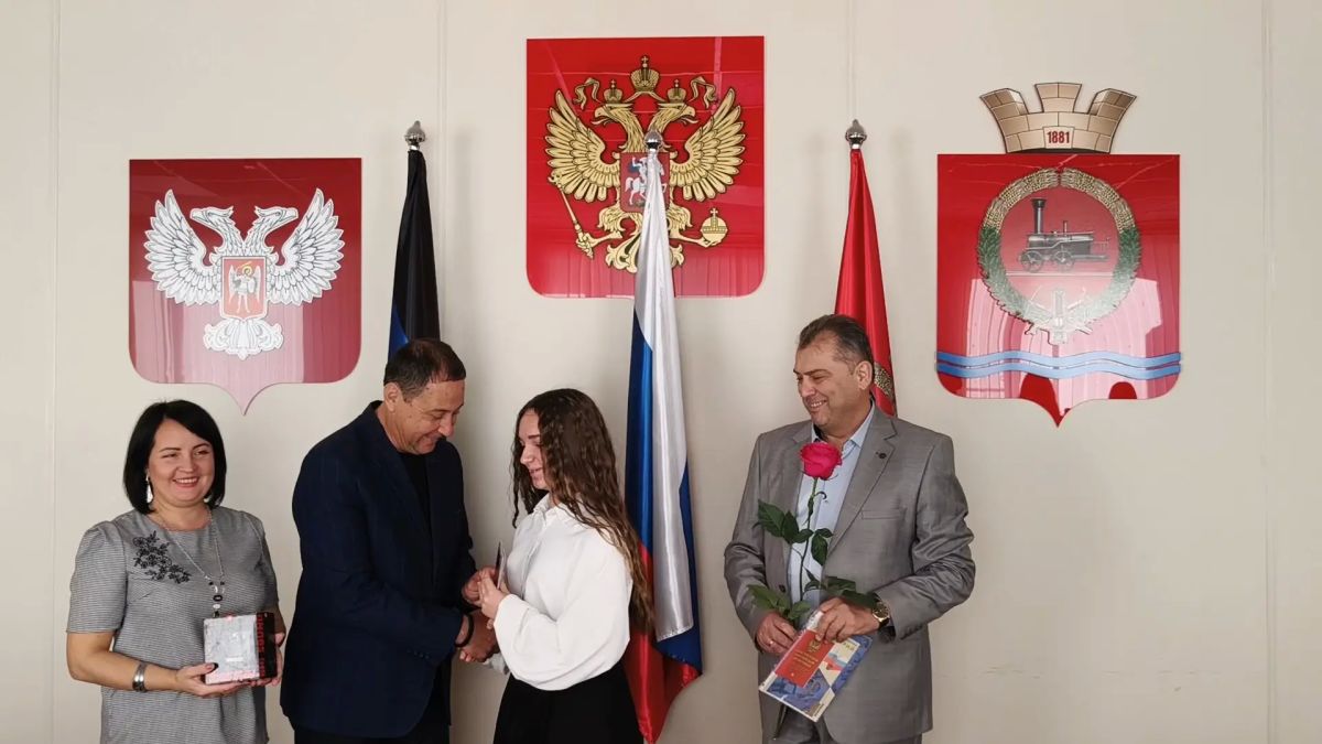 Константин Зинченко: В преддверии Дня воссоединения Донбасса с Россией юным жителям нашего округа вручили главный документ гражданина Константин Зинченко: В преддверии Дня воссоединения Донбасса с Россией юным жителям нашего округа вручили главный документ гражданина