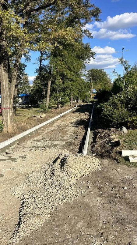 В самом центре городского округа Торез полным ходом идет I этап (2я очередь) благоустройства В самом центре городского округа Торез полным ходом идет I этап (2я очередь) благоустройства