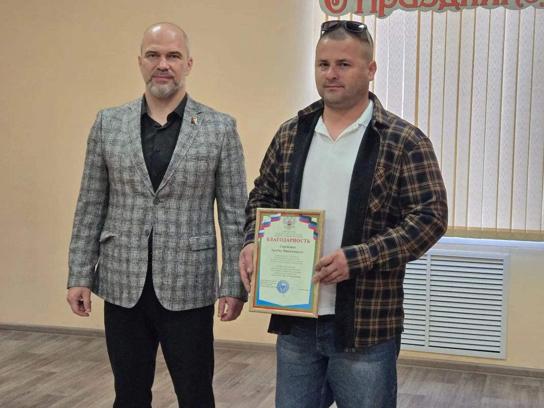 Глава городского округа Дебальцево Сергей Желновач отметил лучших сотрудников в честь Дня основания посёлка Глава городского округа Дебальцево Сергей Желновач отметил лучших сотрудников в честь Дня основания посёлка