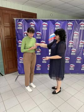 Торжественный момент: в Мангуше вручили партийные билеты матерям