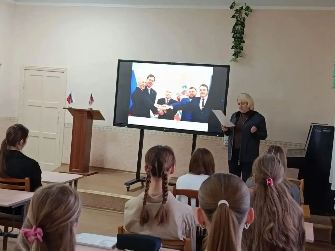 В преддверии Дня воссоединения ДНР, ЛНР, Запорожской и Херсонской областей с Российской Федерацией в ГБОУ «СШ №1 г.о. Харцызск» состоялась тематическая программа «Донбасс — это Россия» В преддверии Дня воссоединения ДНР, ЛНР, Запорожской и Херсонской областей с Российской Федерацией в ГБОУ «СШ №1 г.о. Харцызск» состоялась тематическая программа «Донбасс — это Россия»