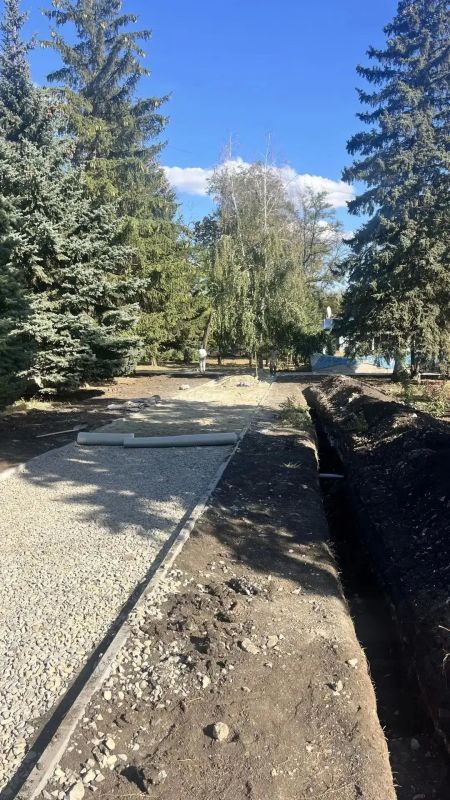 В самом центре городского округа Торез полным ходом идет I этап (2я очередь) благоустройства В самом центре городского округа Торез полным ходом идет I этап (2я очередь) благоустройства