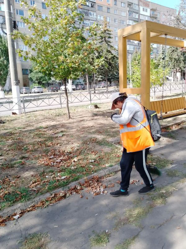Коммунальщики Снежного продолжают благоустраивать территории общего пользования Коммунальщики Снежного продолжают благоустраивать территории общего пользования