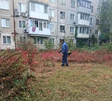 С целью приведения территории в надлежащее санитарное состояние в Кировском внутригородском районе города Макеевки силами Макеевского филиала НКО «ЕДИНЫЙ РЕГИОНАЛЬНЫЙ ФОНД ПО УПРАВЛЕНИЮ МНОГОКВАРТИРНЫМИ ДОМАМИ НА ТЕРРИТОРИИ...