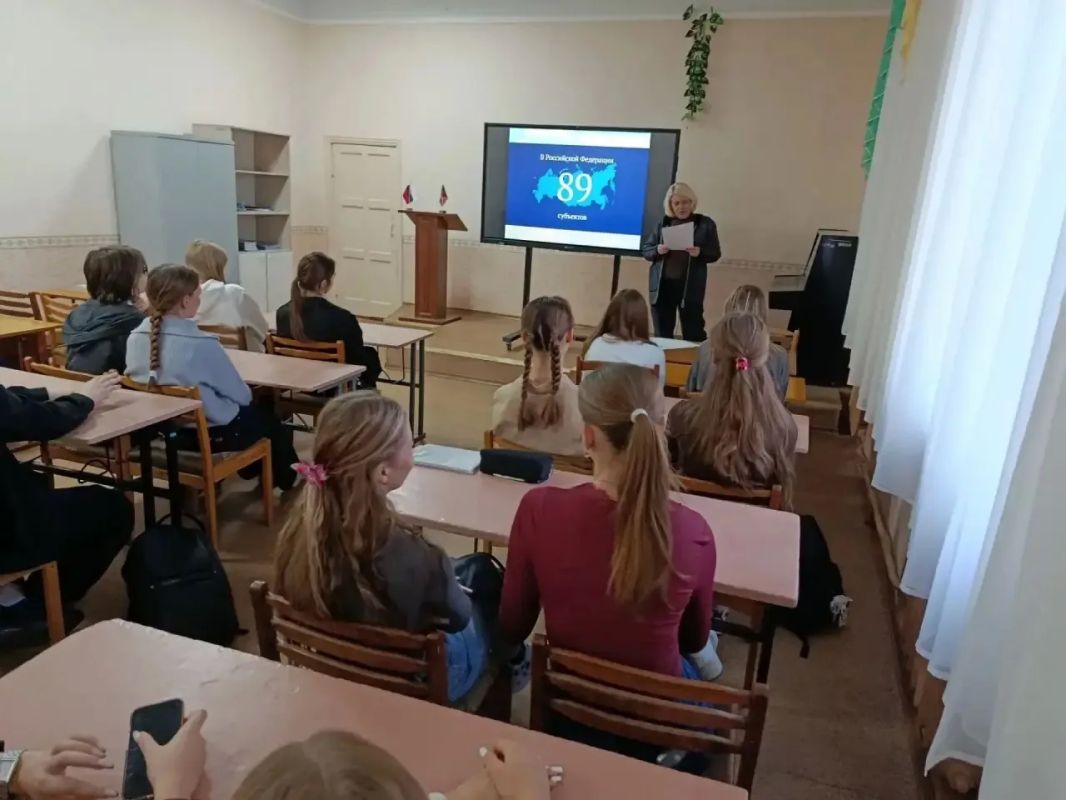 В преддверии Дня воссоединения ДНР, ЛНР, Запорожской и Херсонской областей с Российской Федерацией в ГБОУ «СШ №1 г.о. Харцызск» состоялась тематическая программа «Донбасс — это Россия» В преддверии Дня воссоединения ДНР, ЛНР, Запорожской и Херсонской областей с Российской Федерацией в ГБОУ «СШ №1 г.о. Харцызск» состоялась тематическая программа «Донбасс — это Россия»
