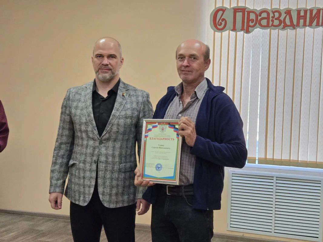 Глава городского округа Дебальцево Сергей Желновач отметил лучших сотрудников в честь Дня основания посёлка Глава городского округа Дебальцево Сергей Желновач отметил лучших сотрудников в честь Дня основания посёлка